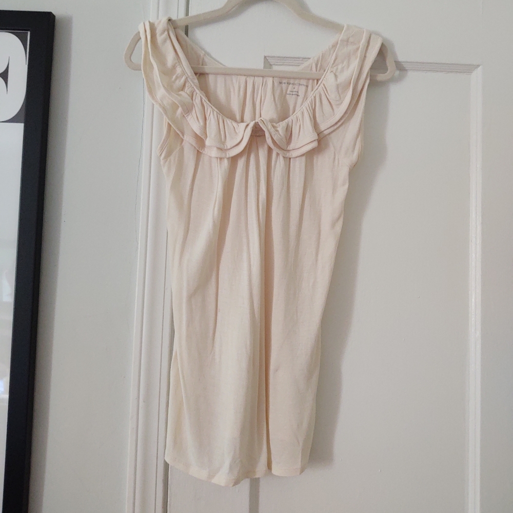 🛍️*4/$25 ruffled New York & Company tank top